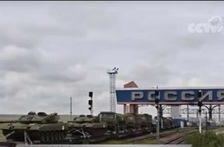 Состав с военной техникой пришел из КНР в Россию для участия в АрМИ2022 видео