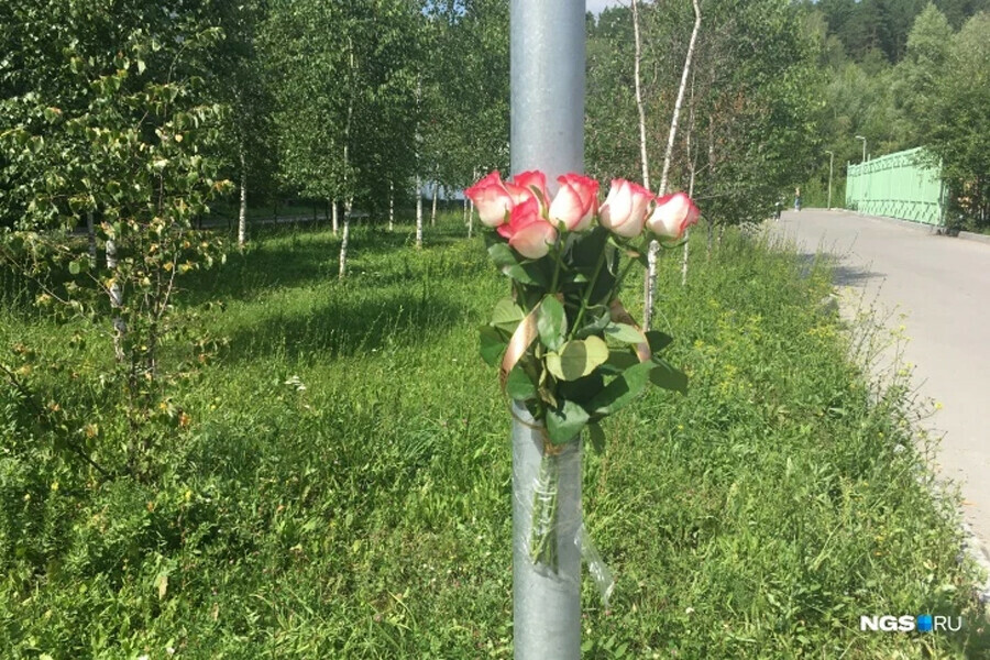 На месте жестоко убитой 17летней девочки появился стихийный мемориал