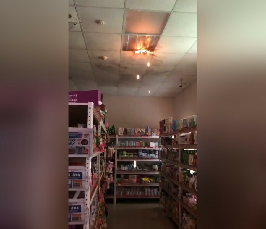 В Благовещенском магазине загорелся потолок видео