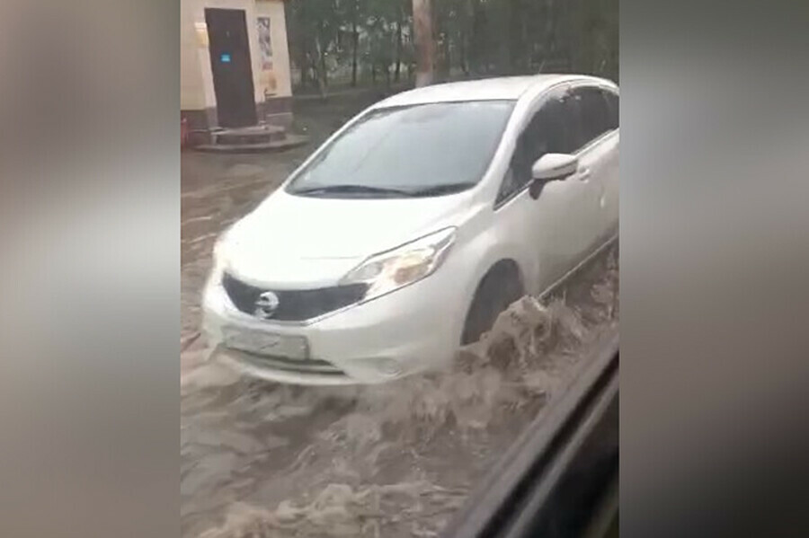 Прошедший в микрорайоне Благовещенска ливень затопил улицу Дьяченко видео