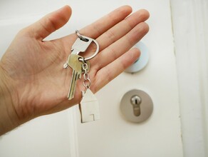 В Благовещенске ищут сироту чтобы вручить ему ключи от квартиры