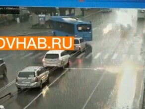 Молния ударила по троллейбусу в Хабаровске видео