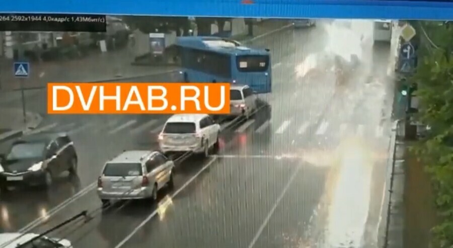 Молния ударила по троллейбусу в Хабаровске видео