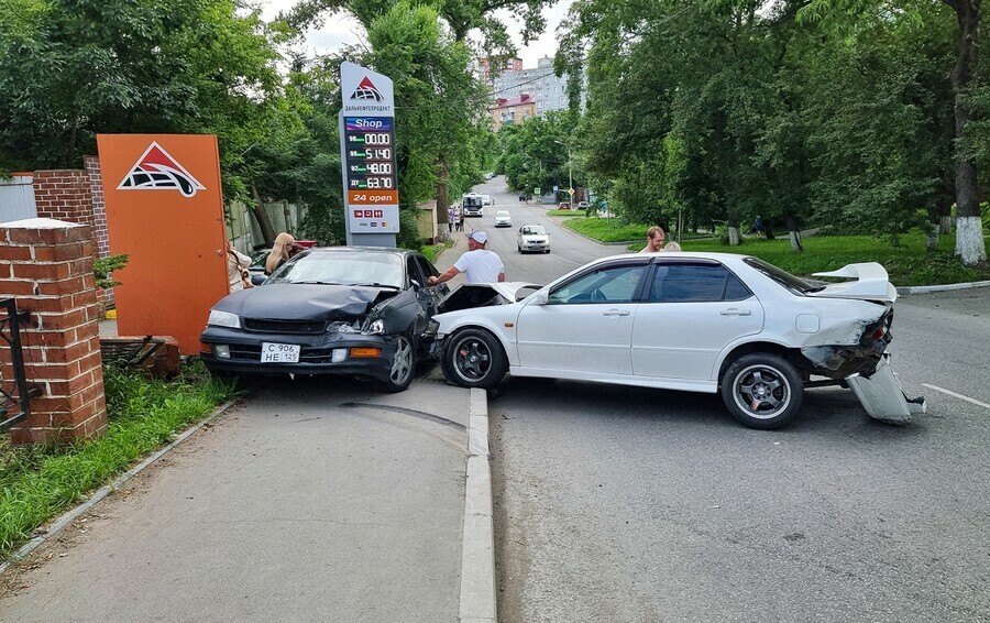 Погоню и таран устроили два водителя на городской улице Страсти подогрел неприличный жест