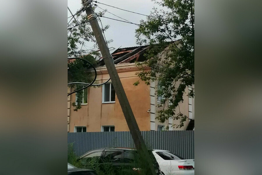 Сломанные деревья и крыши Моховая Падь пострадала после грозы видео