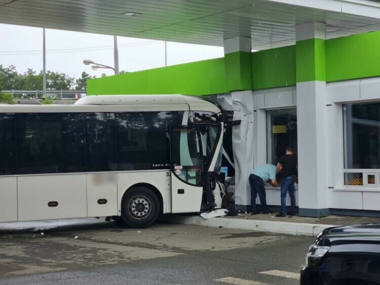 Автобус без пассажиров поцеловался со зданием автозаправочной станции