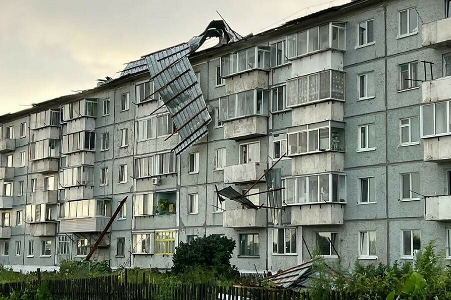 Сорванные крыши и поваленные железобетонные электроопоры гроза полностью обесточила Архару фото 