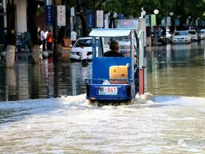 В соседнем Хэйхэ улицы тоже скрылись под водой после ливня фото