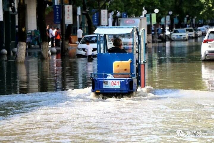 В соседнем Хэйхэ улицы тоже скрылись под водой после ливня фото