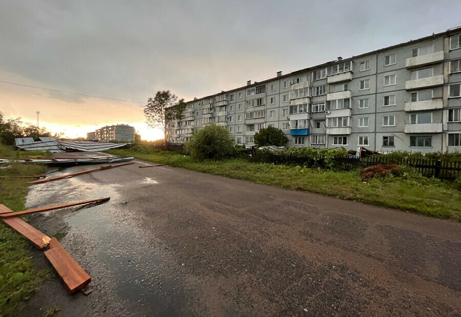 В поселок Архару который остался без света изза грозы уехала оперативная группа МЧС видео