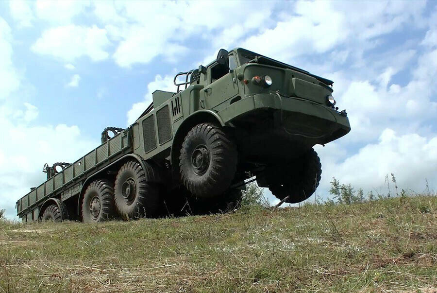 В Амурской области военные совершенствуются в экстремальном вождении тяжелой техники видео 