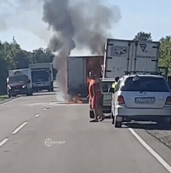 На трассе в Амурской области грузовик полыхает словно факел