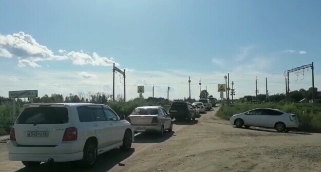 На печально известном жд переезде в Приамурье сообщают о длинных пробках видео 