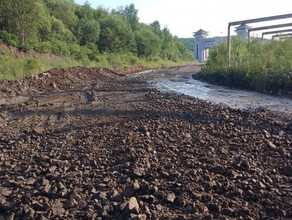 Водители большегрузов на свои деньги отремонтировали дорогу на границе с Китаем