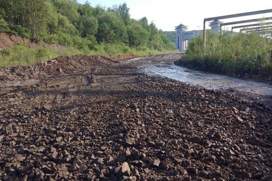 Водители большегрузов на свои деньги отремонтировали дорогу на границе с Китаем