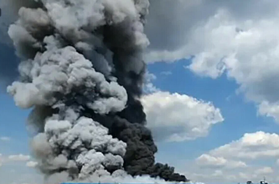 На складе магазина Ozon в пожаре сгорели миллионы тонн товара видео