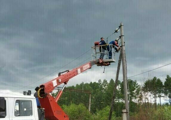 В обесточенной после урагана Архаре еще восстанавливают энергоснабжение Люди без света больше суток