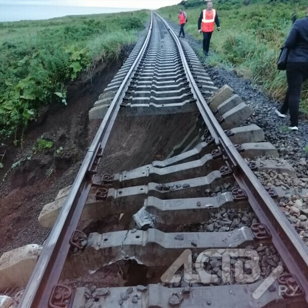 Поезд чуть не упал с обрыва Ночью размыло железную дорогу