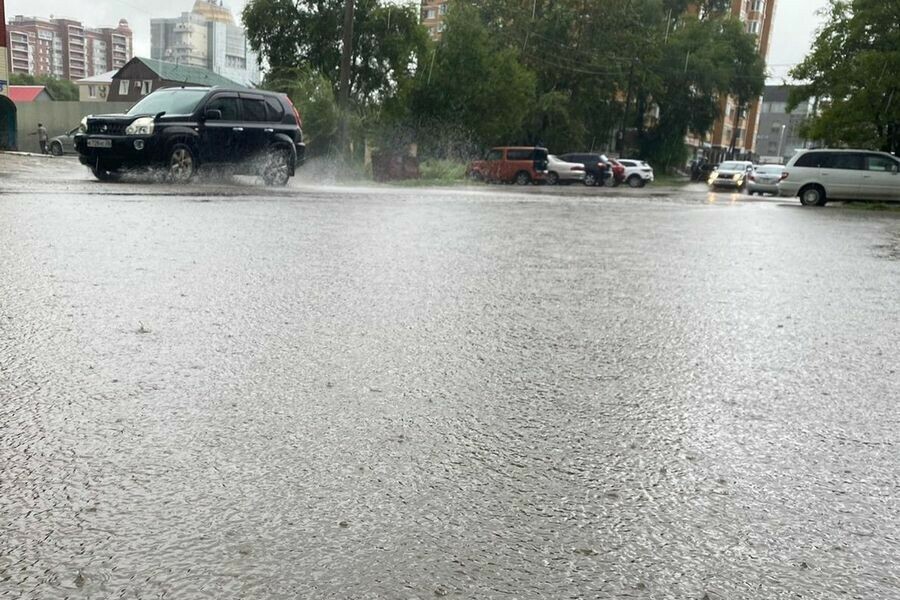 Свистать всех наверх улицы Благовещенска не выдерживают дождевого натиска циклона видео