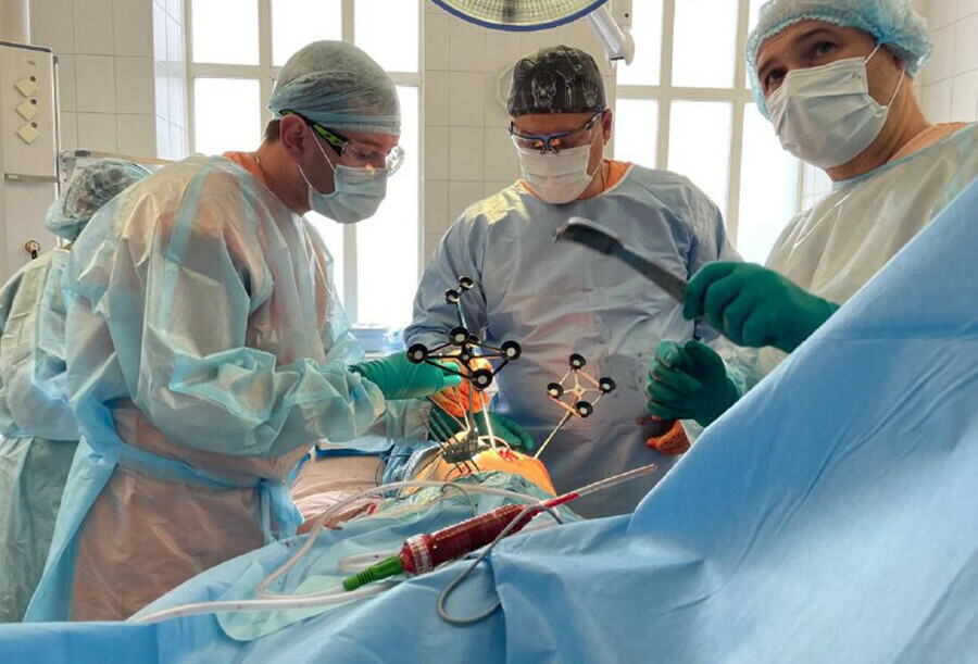 Осужденному из колонии Амурской области выполнили высокотехнологичную операцию в Новосибирском НИИ