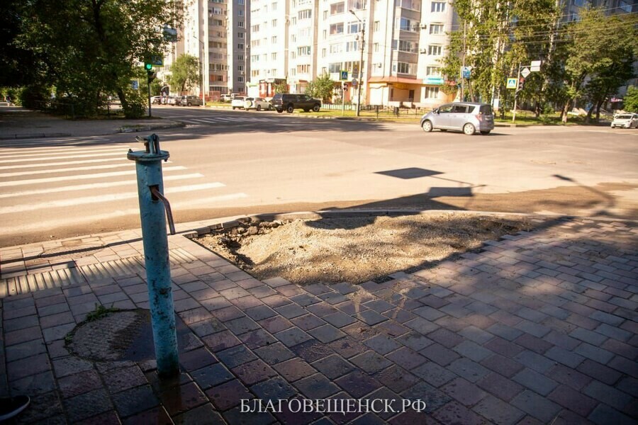 Мэр Благовещенска поручил подрядчику переделывать за свой счет провал на тротуаре фото