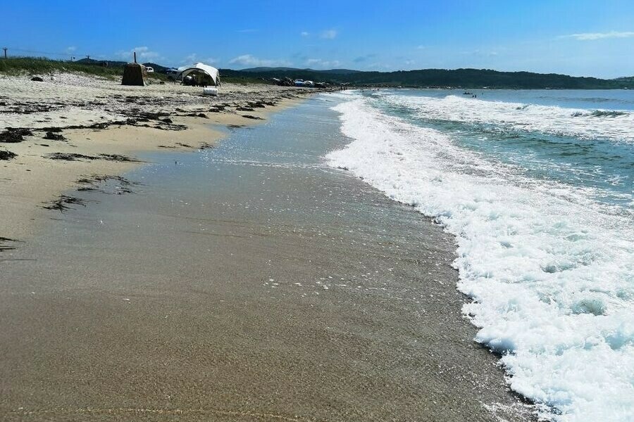 С популярного пляжа Приморья сообщают о мазутном загрязнении фото 
