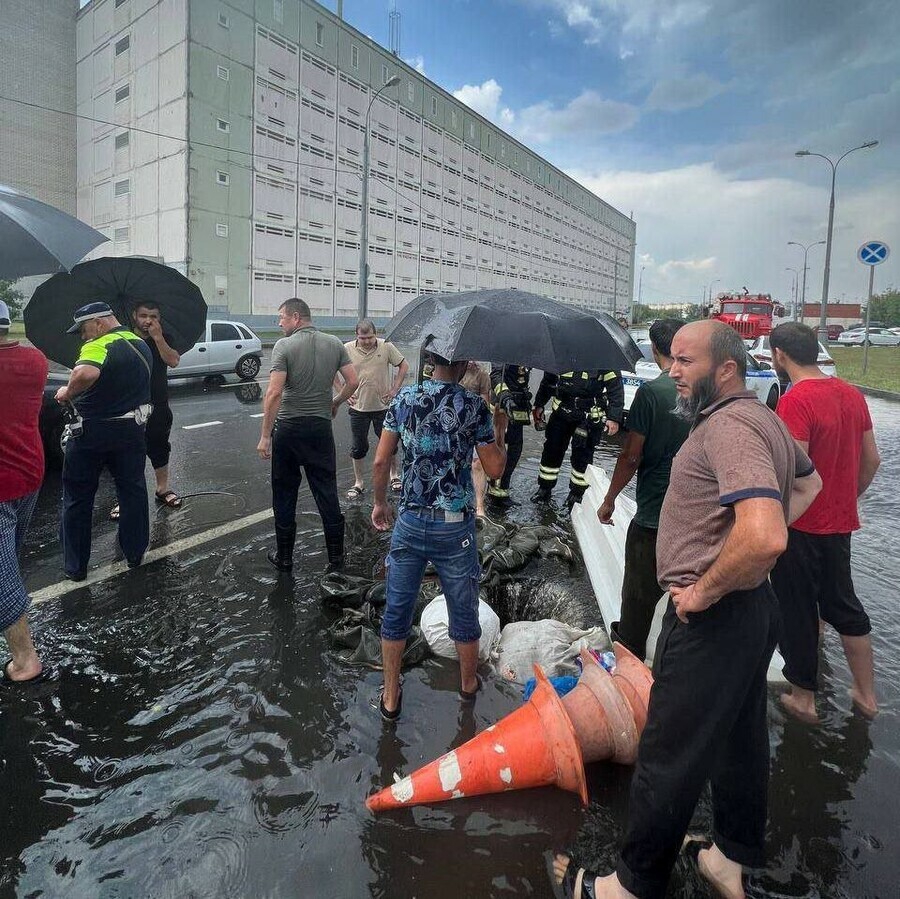 В канализационный коллектор провалились 12 рабочих Начаты поиски пропавших обновлено