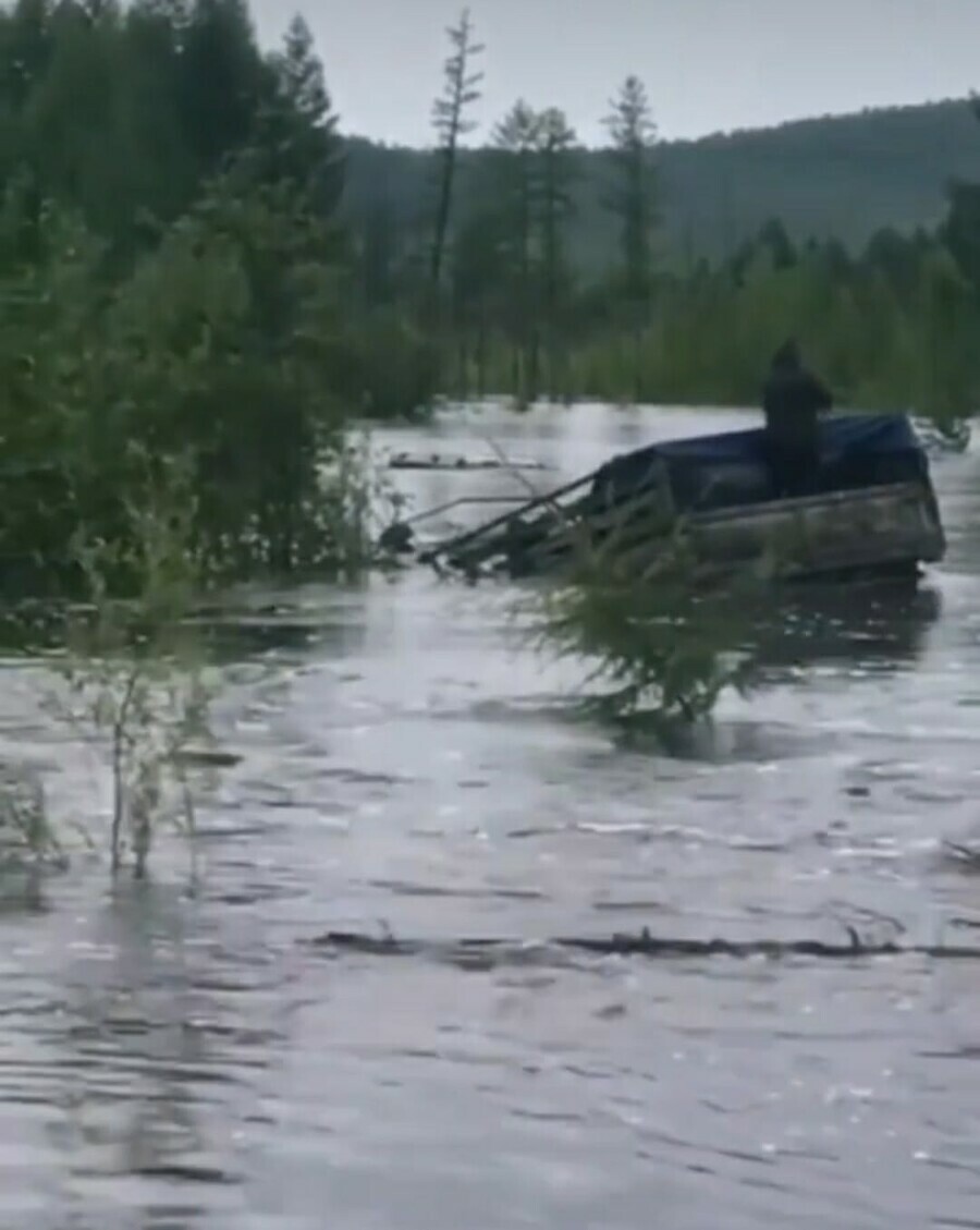 На севере Амурской области в паводок утонули два автомобиля