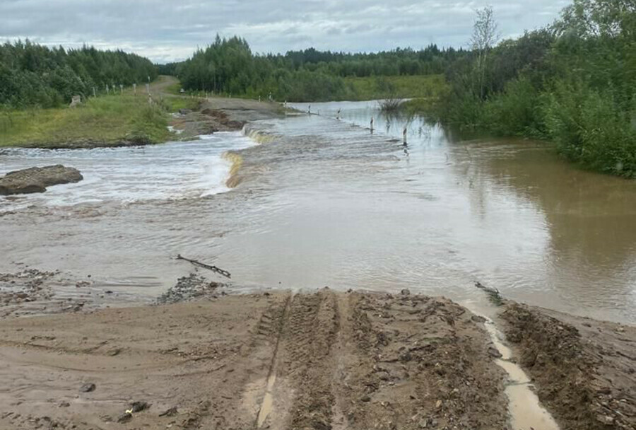 На дороге в Амурской области изза воды полностью закрыли проезд для транспорта