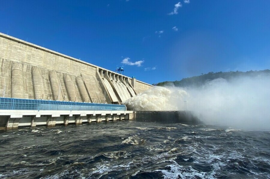 На Бурейской ГЭС снова начались сбросы