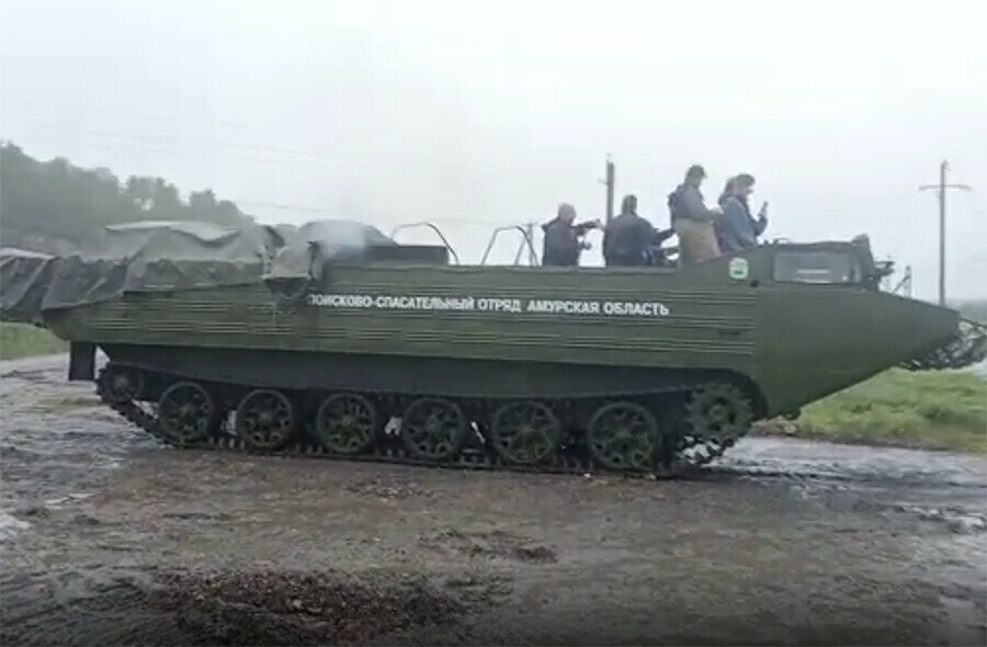 В Амурской области открывают ПВР людей через размытые дороги перевозят на транспортерах видео