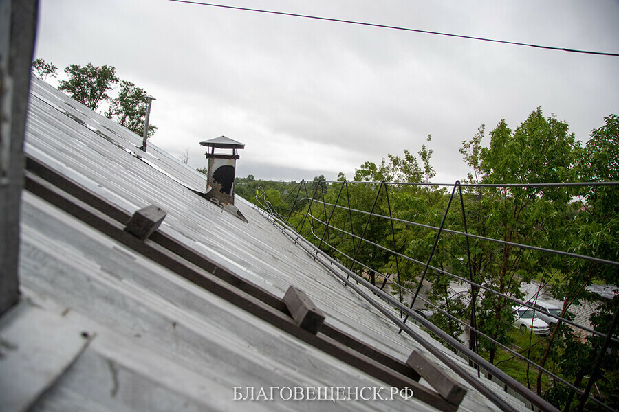 Ремонт поврежденной ветром крыши в детском саду Моховой Пади завершат к 10 августа