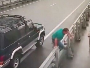 Во Владивостоке мужчина упал с Русского моста Происшествие попало на видео 