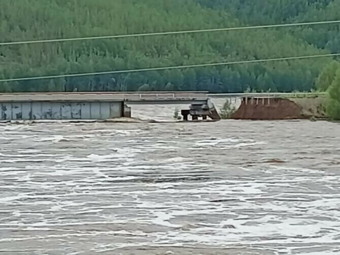 Автомобильный мост через реку Гилюй поврежден  