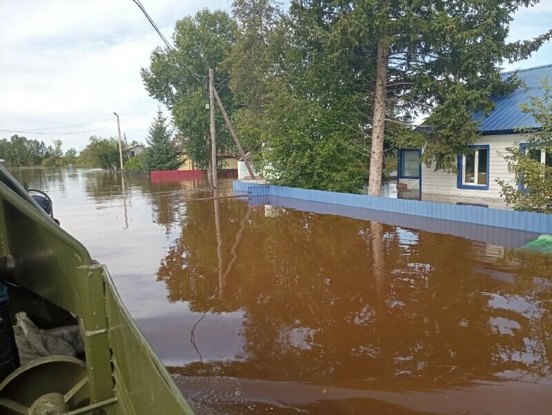Жители затопленной Ивановки в Амурской области отказываются покидать свои дома (