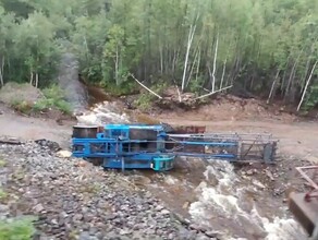 В Тындинском районе изза паводка в реку упал экскаватор видео