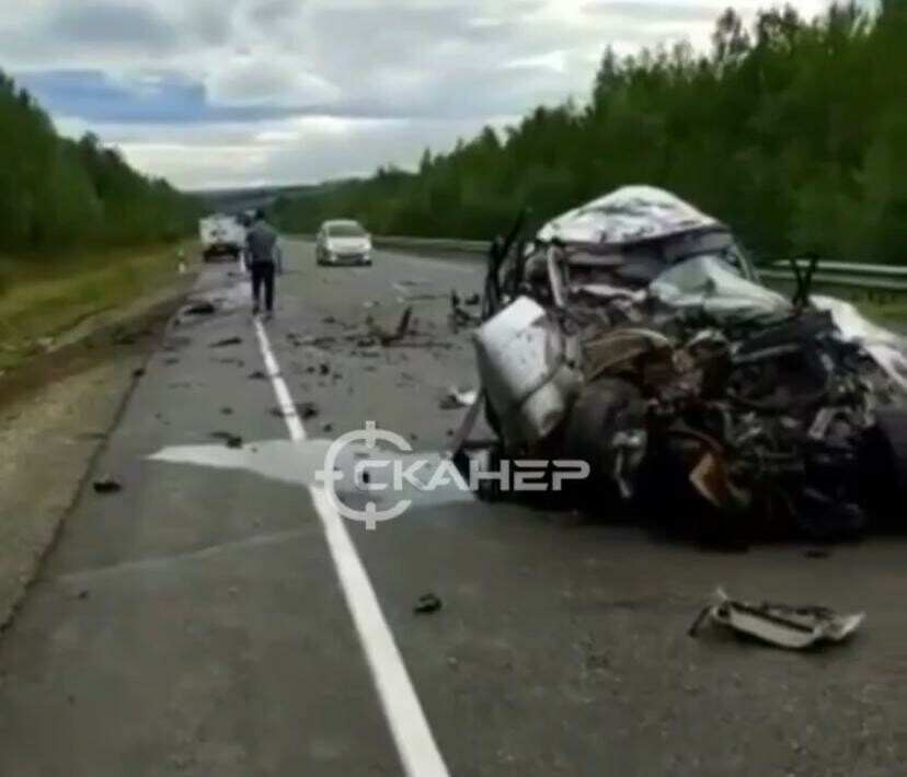 На севере Амурской области легковушка превратилась в груду металла после столкновения с тягачом есть жертвы видео