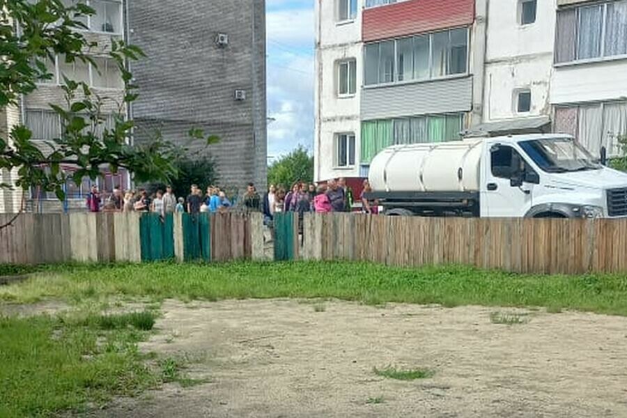 Жители Магдагачи пятый день остаются без воды Люди выстраиваются в длинные очереди к водовозке фото