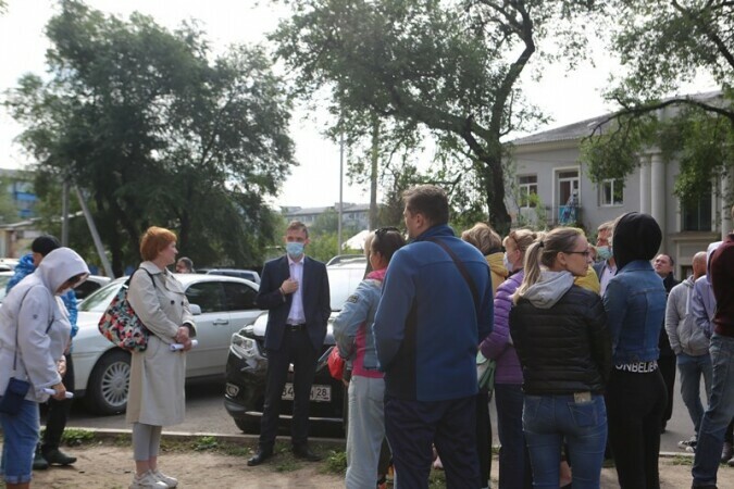 С жителями проблемного дома на Зейской 295 в Благовещенске встретился заместитель мэра города