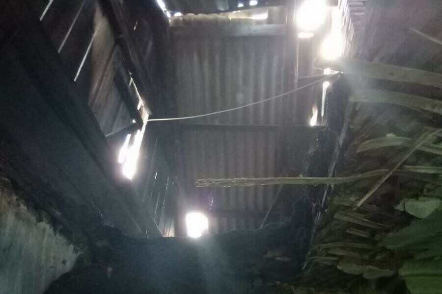 Видно небо сквозь потолок в аварийном доме 78летнего инвалида из села Чигири рухнула крыша фото видео