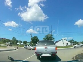 Полуголая женщина вылетела из автомобиля на ходу и попала на видео