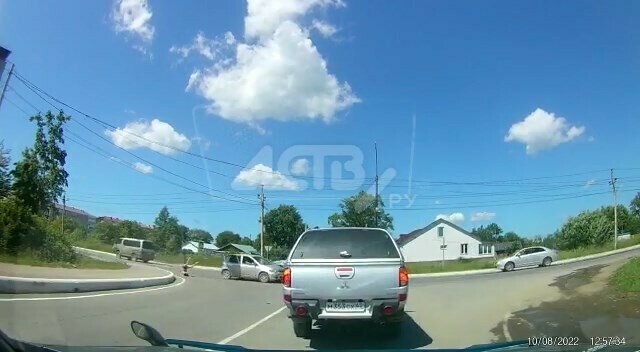 Полуголая женщина вылетела из автомобиля на ходу и попала на видео