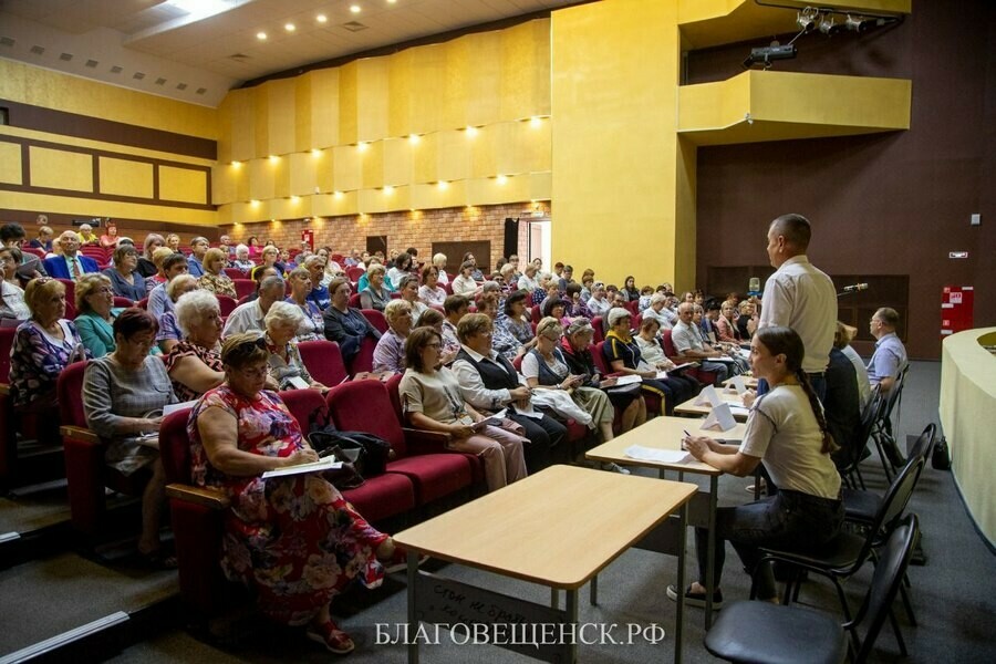 В Благовещенске прошел первый круглый стол для старших домов Зачем фото