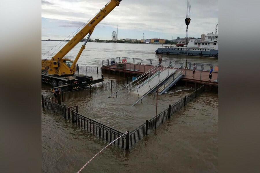 Изза высокого уровня Амура в Благовещенске приостановили прогулки на теплоходах