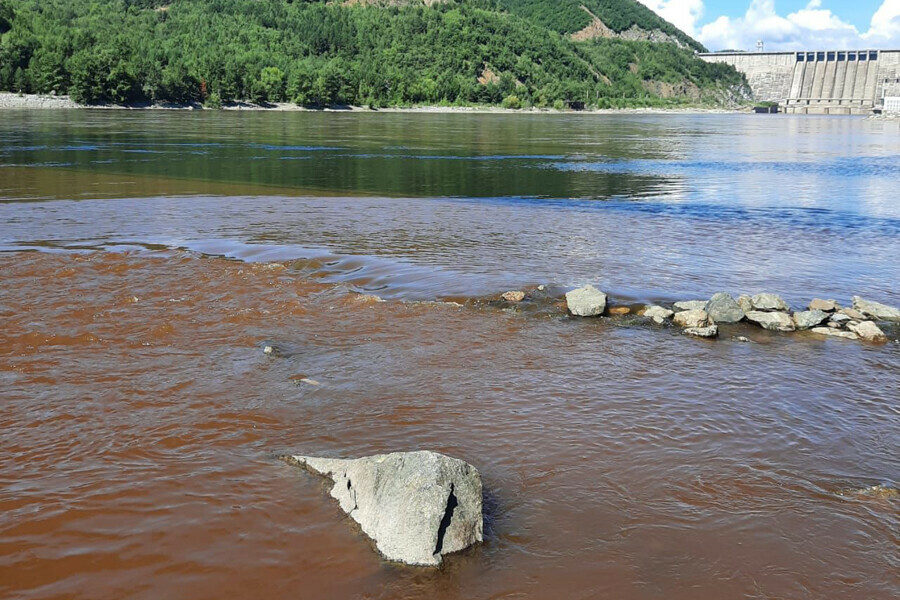 Мощный селевой поток вызванный ливнями загрязнил воду в Зейском водохранилище фотовидео