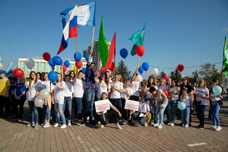 На набережной Амура впервые зажгут дымовые шашки в цветах триколора а в центре города пройдет грандиозное шествие