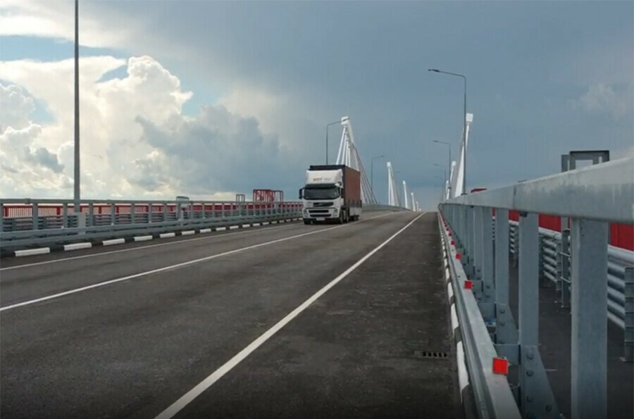 Через трансграничный мост через Амур проходит около 30 машин в сутки