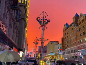 Изза ковидного разгневалось небо китайские туристы делятся фото с малиновым закатом перед ливнем