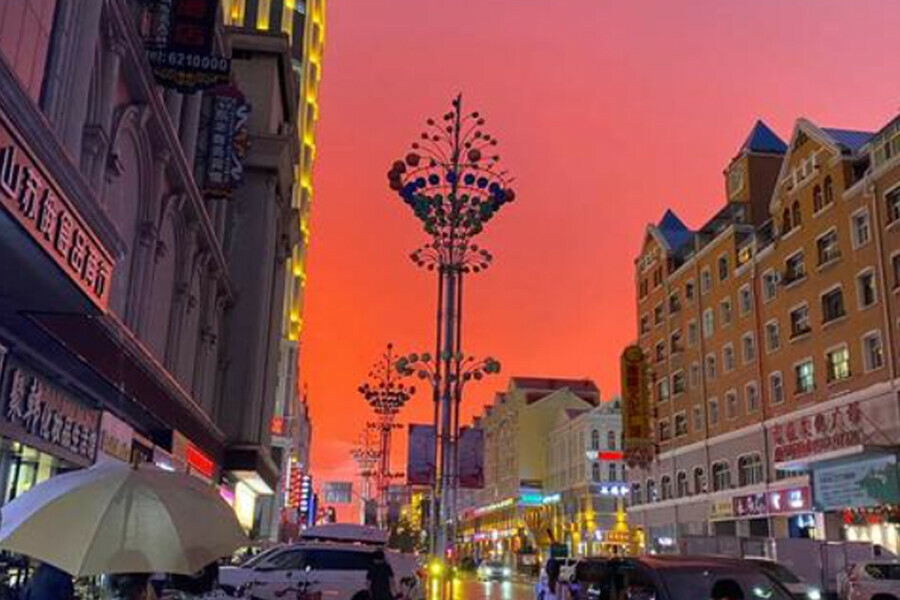 Изза ковидного разгневалось небо китайские туристы делятся фото с малиновым закатом перед ливнем