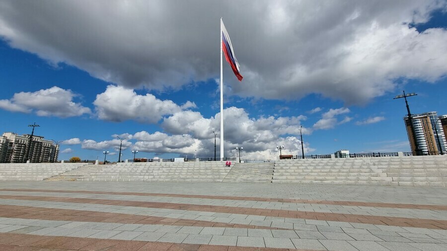 В России празднуется День государственного флага Как и за какую сумму обслуживают гигантский флагшток в Благовещенске